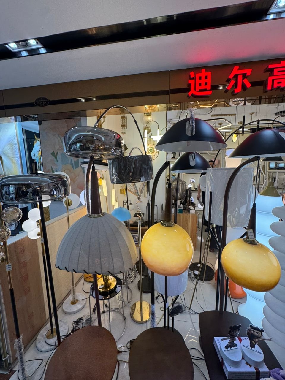 Lampe de table ou chevet avec abat-jour en forme de boule